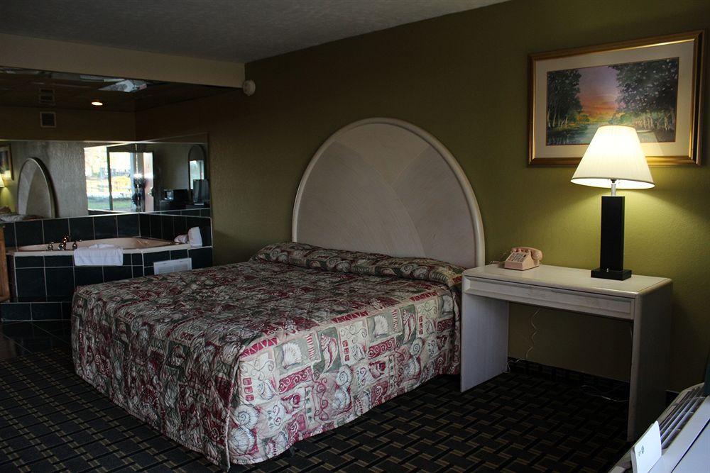 Red Roof Inn & Suites Greenwood, Sc Exterior photo
